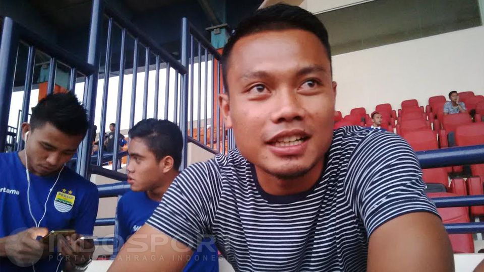 Gelandang Persib Bandung, Dedi Kusnandar, mencoba berpikir positif untuk menjaga motivasinya, setelah ada keputusan kick off lanjutan Liga 1 2020 ditunda. Copyright: © Ginanjar/Indosport